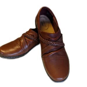 Clarks Cora Braid Shoe, dark tan leather, black sole, clean & great condition 8